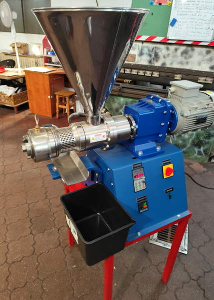 Presa ulei 220V, 2.1Kw 14kg pana la 20kg seminte tocate pe ora